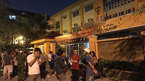 Phụ huynh học sinh tập trung tại cổng trường đến đêm vì bữa ăn kém chất lượng