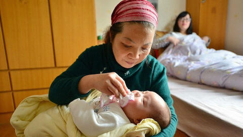 Nhìn cháu nội gầy gò lại nhìn sang con dâu kiêu sa mà tôi thấy lòng chua xót