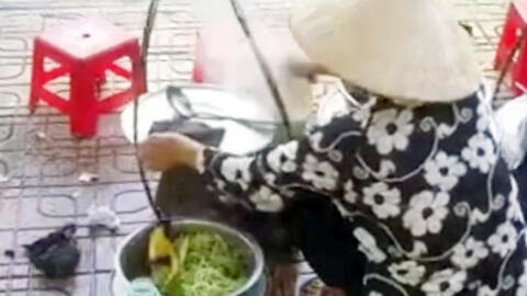 Xử phạt người bán rong 'đổ nước ăn thừa của khách vào nồi để bán tiếp’