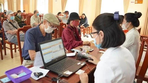 Hà Nội đẩy mạnh thực hiện chi trả trợ cấp an sinh xã hội không dùng tiền mặt