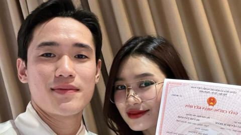 Trung vệ điển trai nhất U23 Việt Nam khoe giấy đăng ký kết hôn với vợ làm ngân hàng