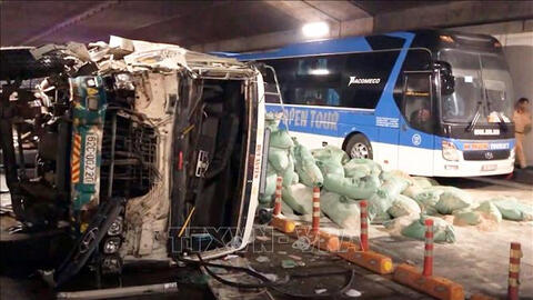 Đang khắc phục vụ xe tải đâm xe khách tại hầm sông Sài Gòn