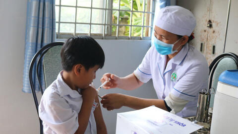Hà Nội: Học sinh khối nào tiêm vaccine Covid-19 xong khối đó sẽ đi học