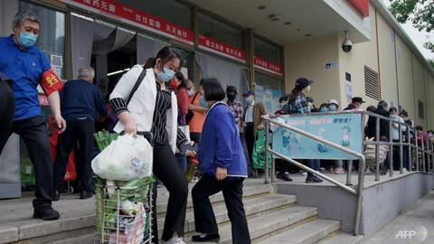 COVID-19 tăng đột biến ở Bắc Kinh, người dân hoảng loạn mua sắm