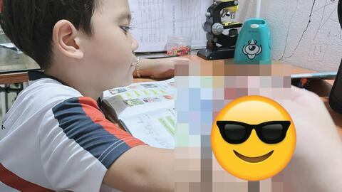 Bà mẹ chia sẻ ảnh con học bài, nhìn thứ đính kèm trên tay của chị, ai nấy cười muốn tắc thở: Đồng cảm quá!