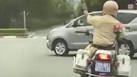 CSGT lái môtô mở đường cho xe chở sản phụ vỡ ối đi cấp cứu