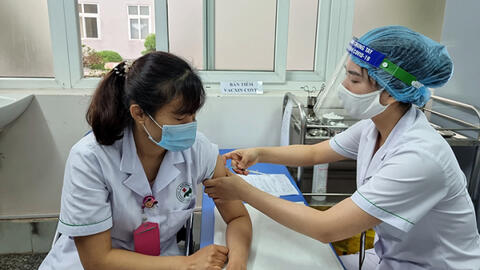 Hà Nội: Khẩn trương iêm đủ 2 mũi vaccine COVID-19 cho nhân viên y tế