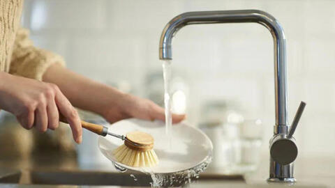 Đầu bếp nhà hàng chỉ ra 3 sai lầm trong thao tác rửa và sắp xếp bát đĩa khiến vi khuẩn sinh sôi