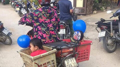 Xúc động với hình ảnh người bà đưa hai cháu đi khai giảng bằng chiếc xe thu mua phế liệu