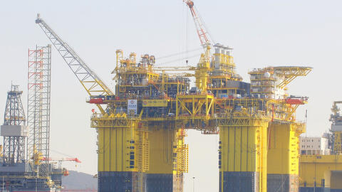 Trung Quốc kéo giàn khoan nặng hơn 100.000 tấn ra Biển Đông