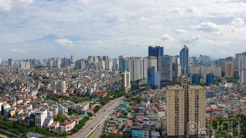 Cảnh ngẩng mặt là thấy cao ốc ở nơi ngột ngạt nhất Hà Nội