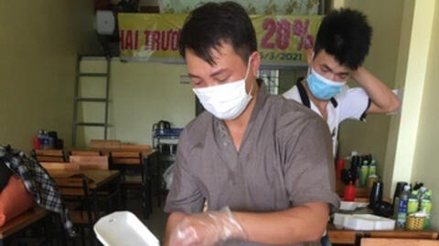 Chủ quán ăn Bắc Giang nấu hàng nghìn suất cơm miễn phí cho công nhân khu vực phong tỏa