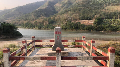 "Nhìn dòng sông sóng ngầu lên sắc đỏ"