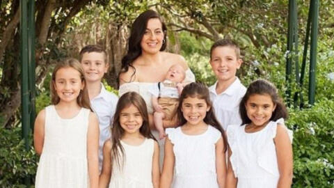 Bà mẹ 7 con mắc ung thư vú di căn giai đoạn cuối chiến thắng trong cuộc thi thể hình