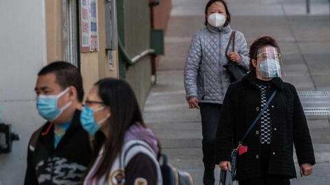 Chuyên gia y tế Malaysia khuyến nghị đeo hai khẩu trang cùng tấm chắn giọt bắn