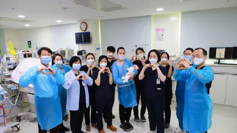 Điều kỳ diệu với vợ chồng người Việt ở Hàn Quốc: 3 con sinh non 23 tuần, được bác sĩ tận tình giúp và cái kết ngoài sức tưởng tượng