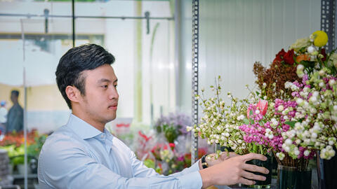 Sau khi bị khách phản ánh bán hoa héo, Shark Khoa "đăng đàn" xin lỗi