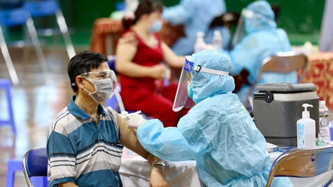 Hà Nội tạm đình chỉ cán bộ phường ưu tiên đưa nhiều người thân đi tiêm vắc xin Covid-19