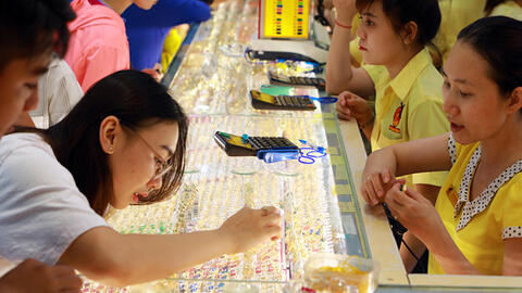 Giá vàng đầu tuần giảm nhẹ