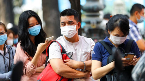 Xếp hàng 2 tiếng để đổi trả vé máy bay Tết do Covid-19