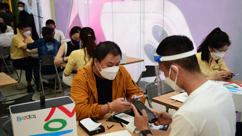 iPhone 13 đã có mặt tại Việt Nam, cửa hàng thức xuyên đêm giao cho khách