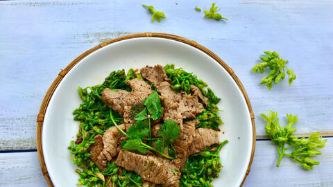 Món ngon mỗi ngày: Ngon miệng với món hoa thiên lý xào thịt bò