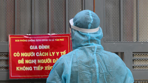 Hà Nội: Đặt biển giám sát y tế trước nhà với người dân từ TPHCM về