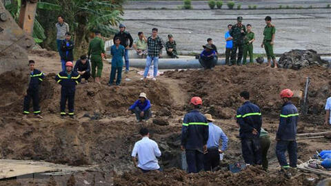 Vụ bé trai rơi xuống trụ bê tông sâu 35m: Tạm dừng tìm kiếm, chờ thêm máy móc