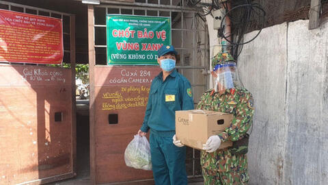 TPHCM: Đơn hàng "đi chợ hộ" tăng nhanh