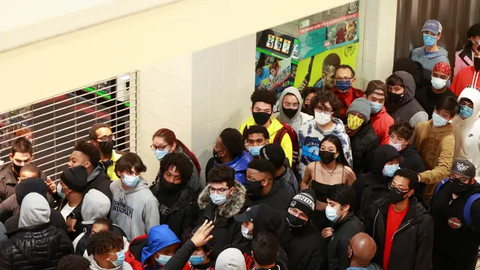 Bất chấp COVID-19, người Mỹ vẫn xếp hàng dài mua đồ Black Friday