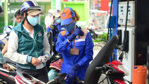 Giá xăng ngày mai có thể giảm về 24.000 đồng/lít