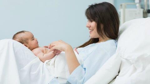 Đi làm trước khi hết thời gian nghỉ thai sản, lao động nữ được gì?