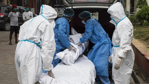 Ấn Độ: Tài xế xe cứu thương thả thi thể nạn nhân Covid-19 xuống sông Hằng