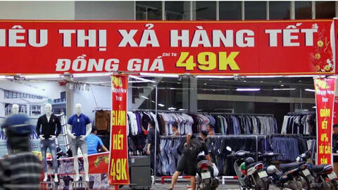 Hàng thời trang xả kho, sale off, giảm giá sốc... cuối năm