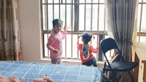 Người lớn vắng nhà, cô bé 4 tuổi tự cứu mình và em gái khỏi đám cháy nhờ nhớ lời cô giáo dạy