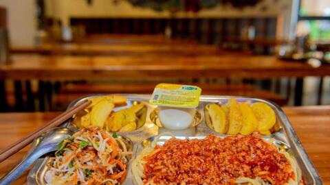 Một trường học ở Hà Nội "gây bão" vì bữa ăn quá chất lượng, bảo sao phụ huynh xếp hàng trắng đêm giành suất cho con vào lớp 1