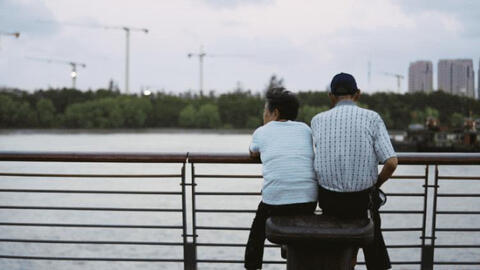 "Mẹ tôi bị sa thải vì không rành công nghệ": Người trung niên ở Trung Quốc điêu đứng và cố thích nghi trước thị trường việc làm thời đại mới