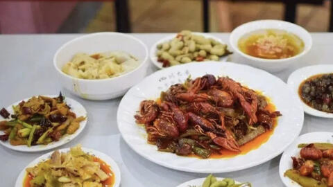 Bữa ăn canteen bị "vạch trần" khiến sinh viên trong trường phải thốt lên: "Chúng tôi không muốn ăn thế này đâu!"