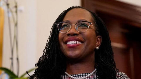 Bà Jackson chính thức trở thành nữ thẩm phán da màu đầu tiên tại Tòa án tối cao Mỹ