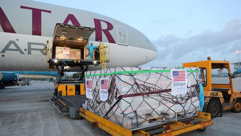 2 triệu liều vaccine COVID-19 do Mỹ viện trợ đã đến sân bay Nội Bài