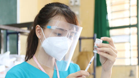 Lý do nhiều người tiêm đủ 2 mũi vaccine vẫn mắc COVID-19?