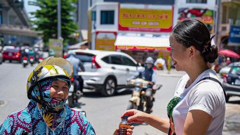 Câu chuyện chai nước chè xanh mát lạnh miễn phí giữa Thủ đô
