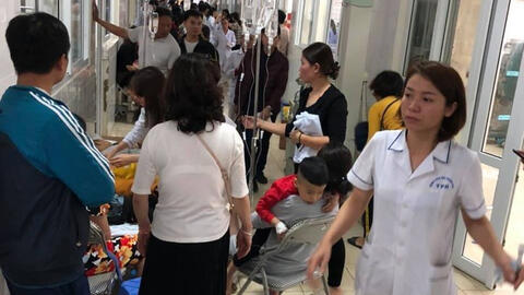 Tìm nguyên nhân từ mẫu thức ăn lưu lại trong vụ hơn 100 trẻ nhập viện