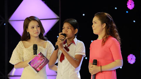 Phạm Quỳnh Anh khóc nức nở trước hoàn cảnh của nữ sinh 17 tuổi một mình nuôi 2 em nhỏ ở Hát mãi ước mơ