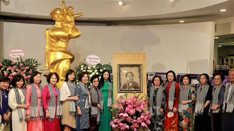 Bảo tàng Phụ nữ Việt Nam tiếp nhận tranh chân dung bà Nguyễn Thị Định làm từ lá sen