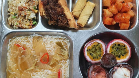 Hình ảnh về bữa cơm trưa của học sinh Hàn Quốc gây sốt cộng đồng mạng