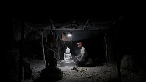 Khám phá ngôi làng mưu sinh bằng đá nổi tiếng ở Myanmar