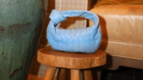 Ghế đẩu đặt túi hiệu xuất hiện ngày một nhiều trong nhà hàng - sự tinh tế thể hiện qua tiểu tiết