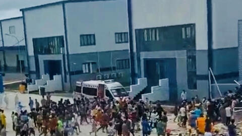 Bình Dương thông tin vụ hàng trăm F0 vượt rào, giật đồ ăn tại bệnh viện dã chiến