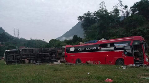 Xe tải va chạm kinh hoàng ô tô khách lúc nửa đêm, 3 người chết, 31 người bị thương